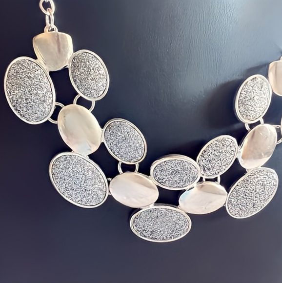 Vintage 2K | Silver Oval Cluster Frontal Necklace - Picture 2 of 7